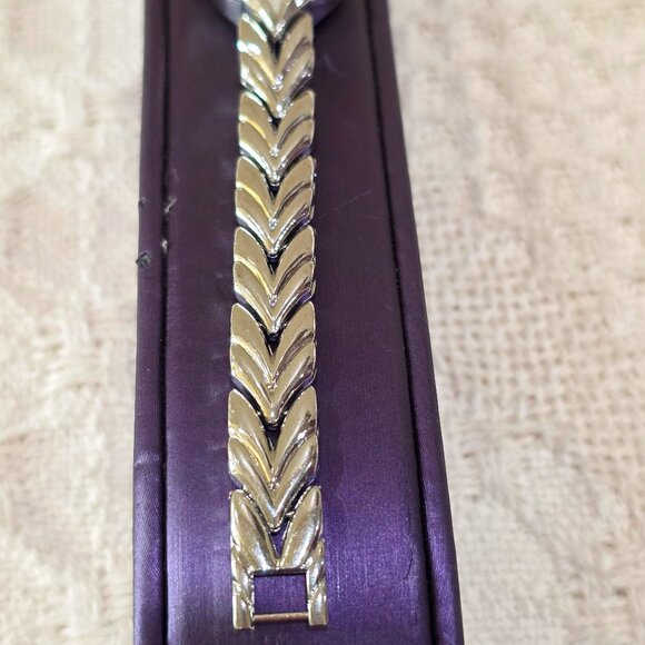 Cote d'Azur Silver Oval Face Crystal Accent Bezel Link Band Women's Watch Works - Picture 7 of 15